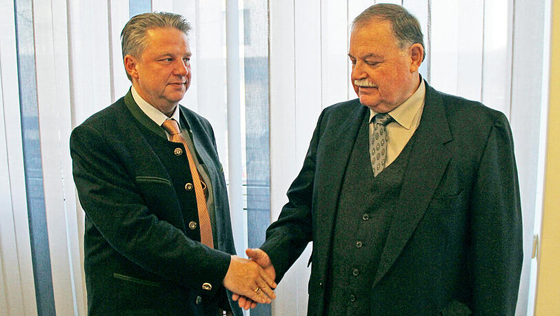 Versöhnlich: Bürgermeister Jens Machold (links) und Josef Schäch. Versöhnlich: Bürgermeister Jens Machold (links) und Josef Schäch.
