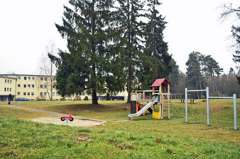 Direkt vor dem neuen Haus ist ein Spielplatz für die drei Kinder.
