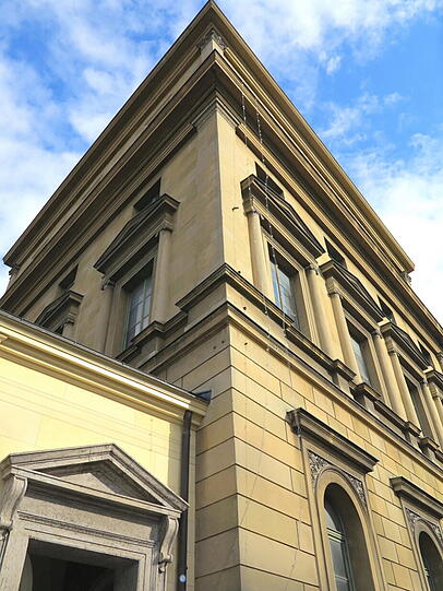 Die nächste Gefahr: Von der Residenz baumelten seltsame Drähte, ein Rentner stolperte sogar darüber.
