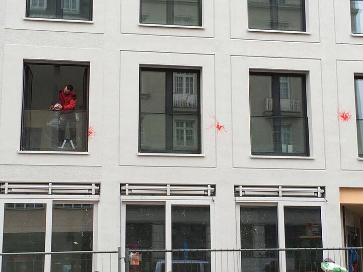 Die Überreste der Farbbeutel-Attacke wurden schleunigst entfernt.