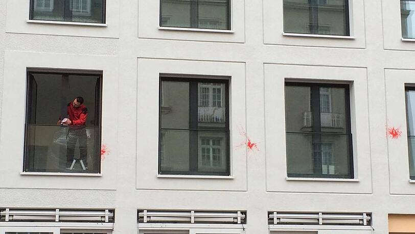 Die Überreste der Farbbeutel-Attacke wurden schleunigst entfernt. Die Überreste der Farbbeutel-Attacke wurden schleunigst entfernt.