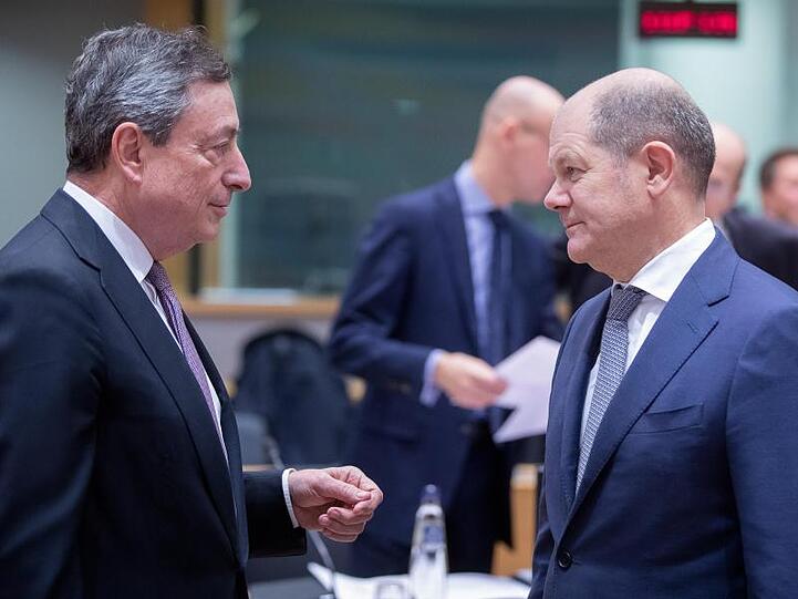 Mario Draghi (l) spricht mit Olaf Scholz während des Treffens der EU-Finanzminister.
