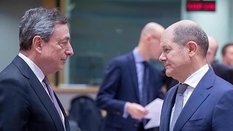 Mario Draghi (l) spricht mit Olaf Scholz während des Treffens der EU-Finanzminister.