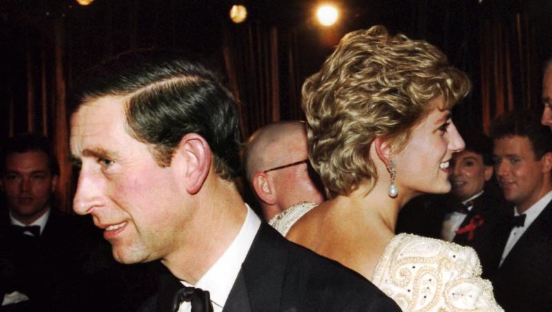 Kein Glück: Prinz Charles und Diana wenden sich bei einem Theaterbesuch den Rücken zu. Kein Glück: Prinz Charles und Diana wenden sich bei einem Theaterbesuch den Rücken zu.