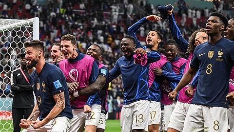 Frankreichs Spieler jubeln nach dem Abpfiff.