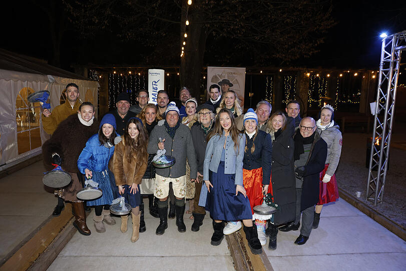 Sie nehmen&lsquo;s allesamt sportlich: Zahlreiche Promis kommen auch heuer wieder zur 18. Eisstock-WM in Tracht von Trachten Angermaier.