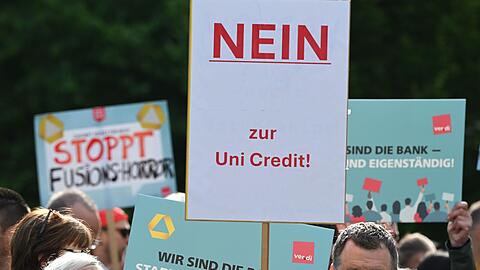 Schon bei der Hauptversammlung 2025 protestierten Commerzbank-Besch&auml;ftigte gegen das Vorgehen der Unicredit. (Archivbild)