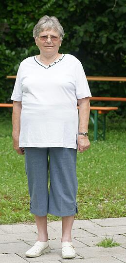 Emmi Hackl (80), Rentnerin: "Mit meinem Mann hatte ich die schönste Zeit meines Lebens. Wir haben uns immer am Allacher Bahnhof auf dem Weg zur Arbeit gesehen. Schritt für Schritt hat sich das dann entwickelt. Mal durfte ich mit ihm und meinem Vater zum Fussballschauen gehen, mal zum Kaffeetrinken. Mein Mann war ein großer Löwen-Fan, hat dann auch eine Schiedsrichter-Ausbildung gemacht. 55 Jahre waren wir zusammen glücklich. Dann kam der Herzinfarkt. Am Anfang war das Alleinsein schwer. Aber meine Familie kümmert sich so rührend um mich, dass es mir manchmal schon zu viel wird. Ständig wollen sie mich mit irgendetwas überraschen, sagen: Omi, heute fahren wir wohin. Manchmal muss ich dann schimpfen, weil man als Letzte erfährt, was wir machen. Außerdem habe ich ja auch meine Termine, mache Senioren-Gymnastik zum Beispiel oder gehe zum Gedächtnistraining. Zu meinem Geburtstag allerdings habe ich mich sehr gefreut: Da hat mich meine Familie mit einer Kutschenfahrt durch den Englischen Garten überrascht. Ich kann mich als Single also nicht beschweren &ndash; auch wenn es schöner wär, wenn mein Mann noch da wäre."