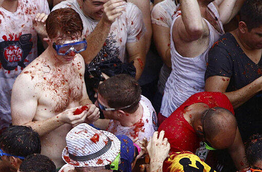 Taucherbrillen sind auf der Tomatina 2013 ein gefragtes Accessoire.