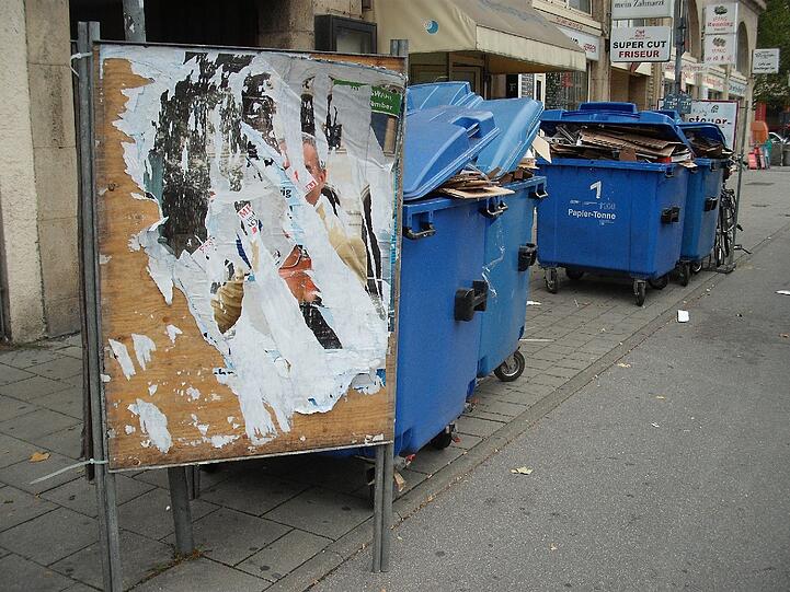 Teils beschädigt, teils überklebt, in jedem Fall unschön fürs Stadtbild: Die Plakate von Landtags- und Bundestagswahlkampf stehen und hängen noch überall herum.