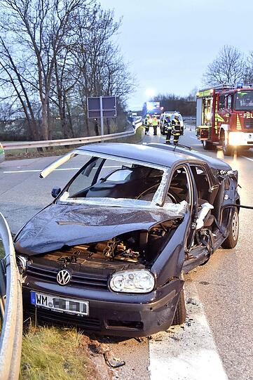 In Kirchheim rammte ein Audi A6 einen abbiegenden VW Golf, dabei wurde der Golf-Fahrer schwer verletzt.