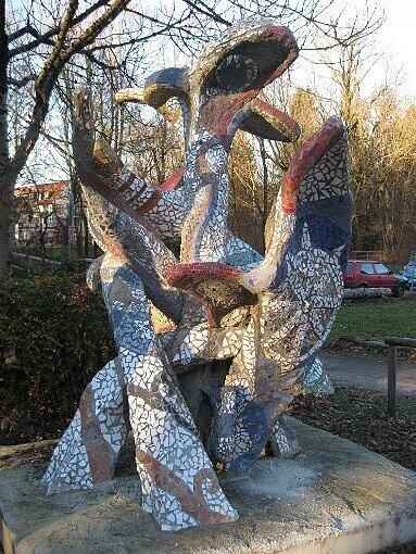 Moderne Kunst am Isarstrand wechselt sich ab mit ...