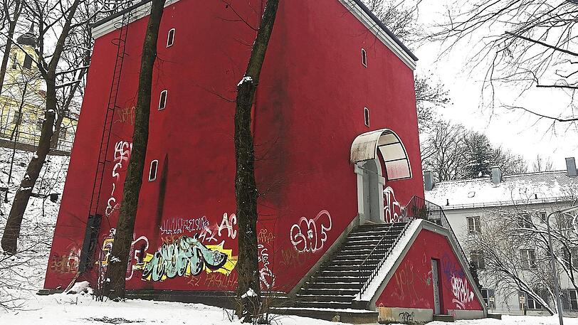 Ein großer roter Fleck mitten in der Au: der alte Bunker am Auer Mühlbach.