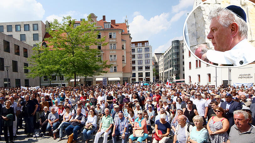 2500 Menschen demonstrieren am Jakobsplatz gegen Antisemitismus. Unter den Gästen: OB-Reiter mit Kippa.