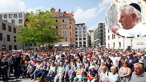 2500 Menschen demonstrieren am Jakobsplatz gegen Antisemitismus. Unter den Gästen: OB-Reiter mit Kippa.
