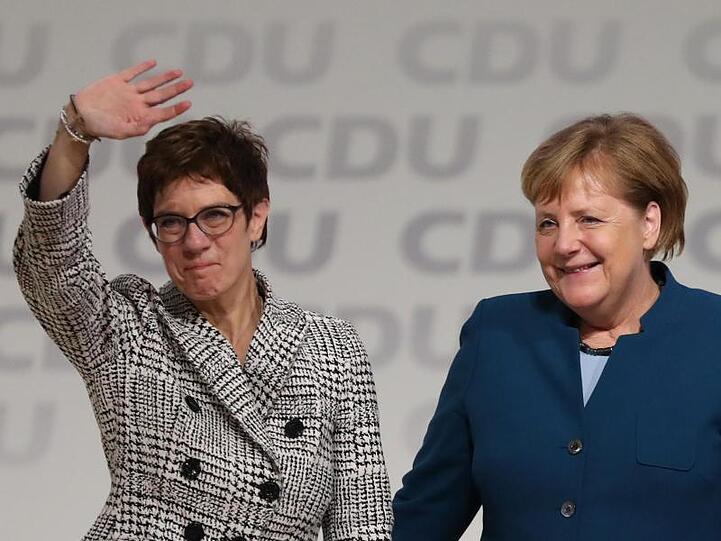 Kramp-Karrenbauer und Merkel nach der Wahl beim Bundesparteitag in Hamburg.
