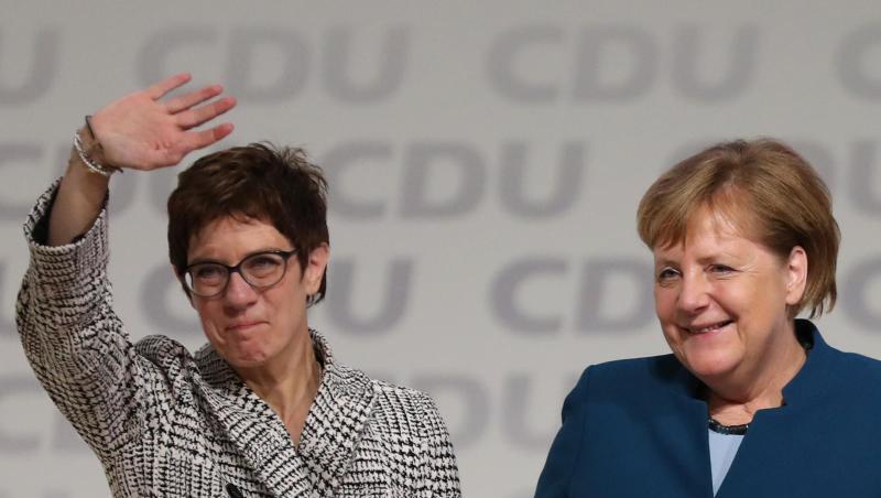Kramp-Karrenbauer und Merkel nach der Wahl beim Bundesparteitag in Hamburg. Kramp-Karrenbauer und Merkel nach der Wahl beim Bundesparteitag in Hamburg.