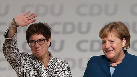Kramp-Karrenbauer und Merkel nach der Wahl beim Bundesparteitag in Hamburg.