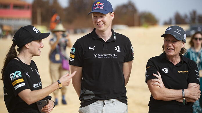 Jutta Kleinschmidt (r.) mit Molly Taylor und Johan Kristoffersson.