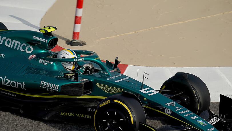 Bei einer Testfahrt vor der Saison sitzt Sebastian Vettel noch selbst am Steuer. Sollte er wegen einer Corona-Infektion erneut ausfallen, wird ihn Nico Hülkenberg vertreten.