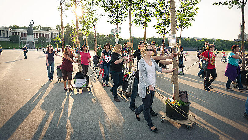 Mit 15 mobilen heimischen Bäumen soll die Wanderbaumallee die entsprechenden Straßen für einige Wochen in grüne Alleen verwandeln. Mit 15 mobilen heimischen Bäumen soll die Wanderbaumallee die entsprechenden Straßen für einige Wochen in grüne Alleen verwandeln.