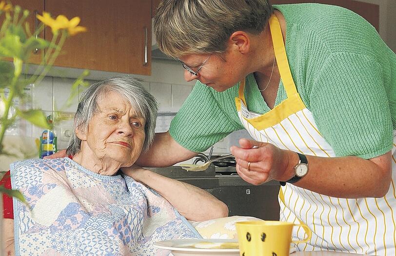 Eine alte Dame wird in einem Altenheim gefüttert &ndash; dafür fehlt in vielen Heimen längst die Zeit. Folge: Viele alte Menschen werden über eine Magensonde ernährt.