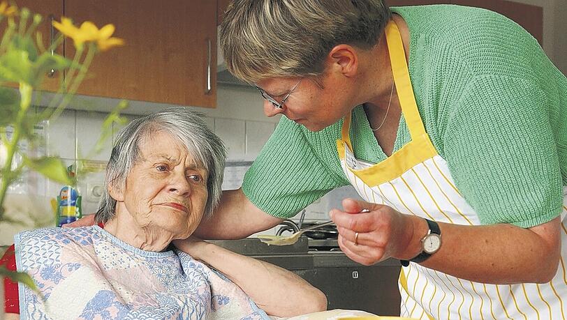 Eine alte Dame wird in einem Altenheim gefüttert – dafür fehlt in vielen Heimen längst die Zeit. Folge: Viele alte Menschen werden über eine Magensonde ernährt. Eine alte Dame wird in einem Altenheim gefüttert – dafür fehlt in vielen Heimen längst die Zeit. Folge: Viele alte Menschen werden über eine Magensonde ernährt.