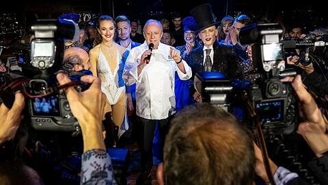 Der Revisionär im Mittelpunkt: Alfons Schuhbeck singt bei der Premiere der neuen Show "Moonia" im Teatro