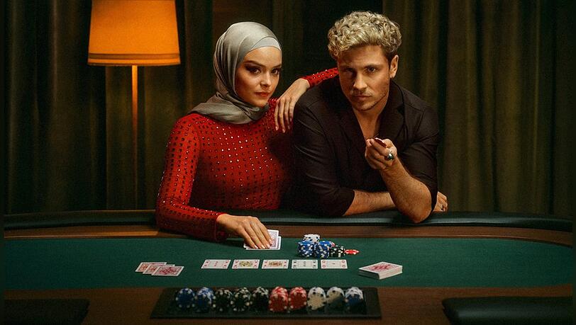 Vincent (Jannik Schümann) führt Ayla (Via Jikeli) in "High Stakes" in die Welt des Poker ein.