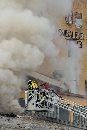 Beim Großbrand in einer Brauerei in Irlbach bei Straubing Brauerei hat in der Nacht zum Mittwoch einen Millionenschaden angerichtet. Verletzt wurde niemand, wie die Polizei mitteilte.