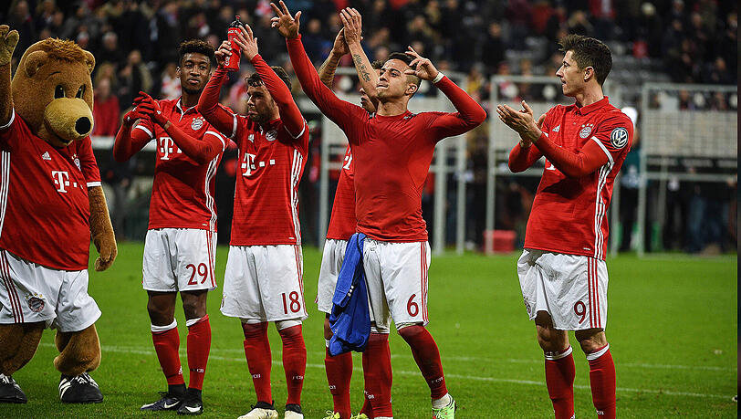 Auf Berlin-Kurs: Die Bayern lassen sich nach der 3:0-Gala von den Fans feiern. Auf Berlin-Kurs: Die Bayern lassen sich nach der 3:0-Gala von den Fans feiern.