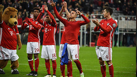 Auf Berlin-Kurs: Die Bayern lassen sich nach der 3:0-Gala von den Fans feiern.