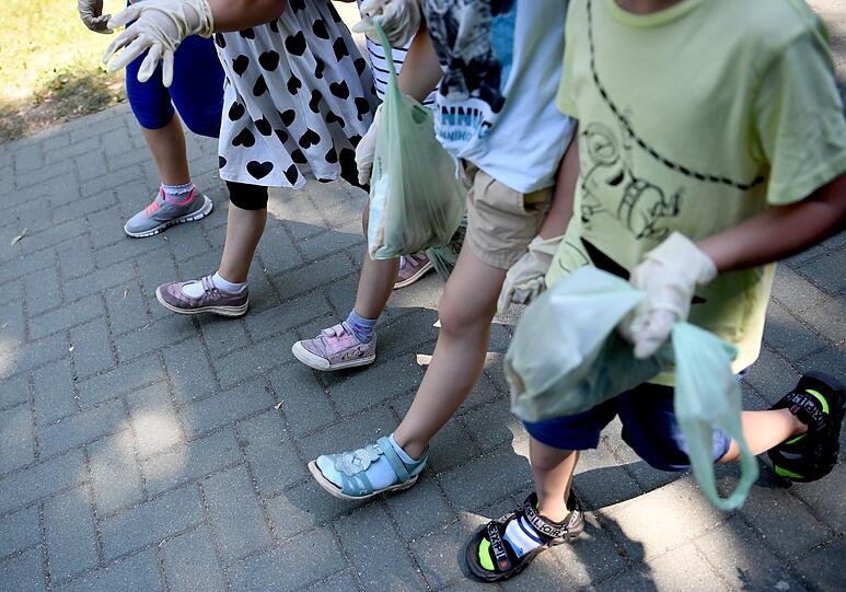 Plogging ist ein neuer Sporttrend aus Skandinavien, beim Walken oder Joggen wird mit einem kleinen Müllsack und ein Paar Handschuhe Müll gesammelt.