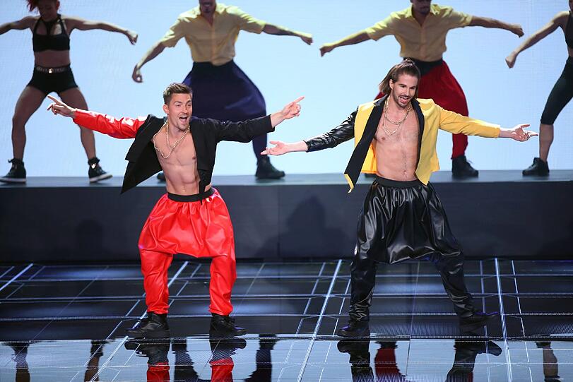Bene Mayr (l.) und Philipp Boy tanzen zu "You Can?t Touch This" von MC Hammer.