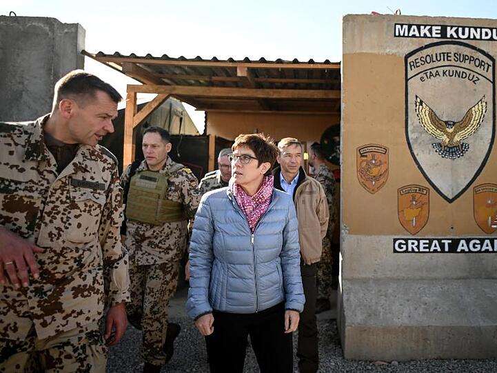 Verteidigungsministerin Kramp-Karrenbauer wird im Camp Pamir in Kundus empfangen.