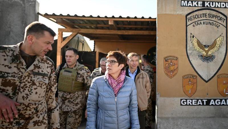Verteidigungsministerin Kramp-Karrenbauer wird im Camp Pamir in Kundus empfangen. Verteidigungsministerin Kramp-Karrenbauer wird im Camp Pamir in Kundus empfangen.