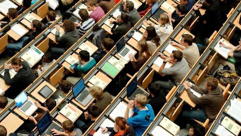 Studenten sitzen in einem großen Hörsaal der Technischen Universität (TUM). Foto: Peter Kneffel/Archiv Studenten sitzen in einem großen Hörsaal der Technischen Universität (TUM). Foto: Peter Kneffel/Archiv