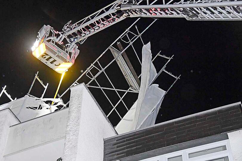 Die Feuerwehr brachte das Gerüst in der Guardinistraße wieder in Position.