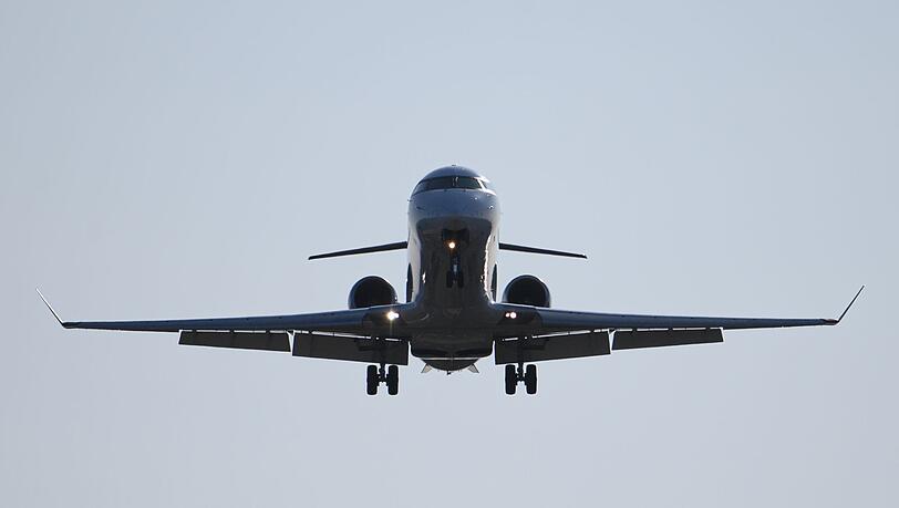 Ein Flugzeug ist beim Flug von München im Landeanflug auf den Flughafen Dresden International.