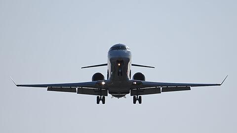 Ein Flugzeug ist beim Flug von München im Landeanflug auf den Flughafen Dresden International.