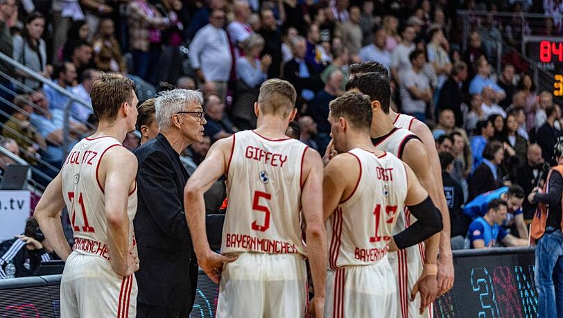 Bayern-Trainer Gordon Herbert nimmt sich seine Mannen zur Brust - in den Playoffs ist ein anderes Auftreten als zuletzt gefordert. Bayern-Trainer Gordon Herbert nimmt sich seine Mannen zur Brust - in den Playoffs ist ein anderes Auftreten als zuletzt gefordert.