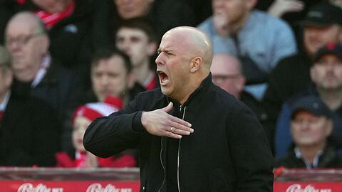 Liverpools Trainer Arne Slot musste kurzfristig auf Florian Wirtz verzichten.