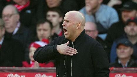 Liverpools Trainer Arne Slot musste kurzfristig auf Florian Wirtz verzichten.