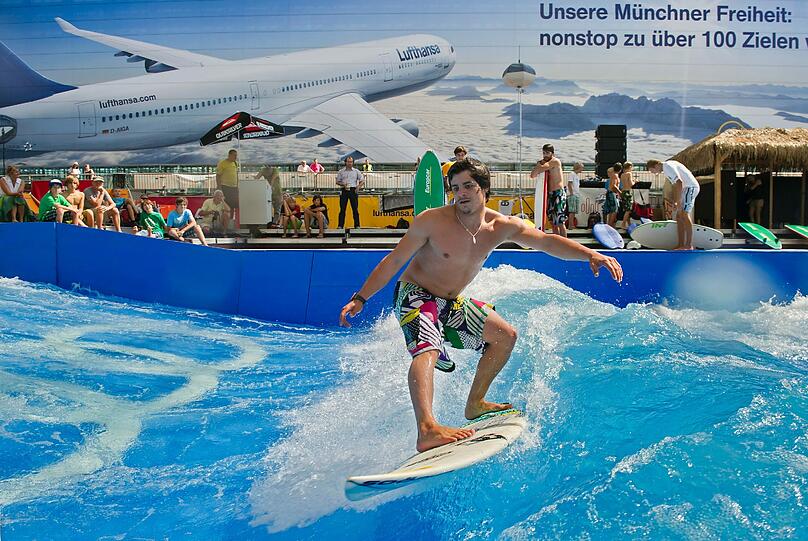Nicht nur Meister des Boards (hier: Profisurfer Steve Ratzisberger) sind auf der Welle willkommen...