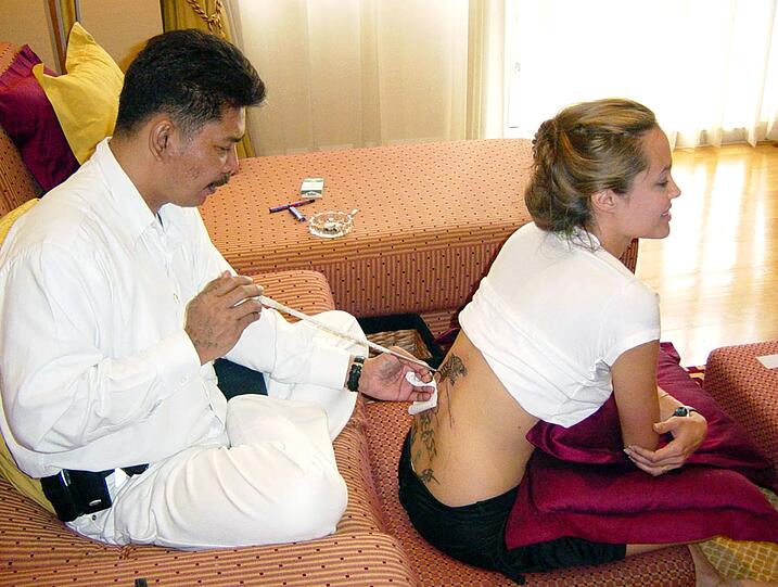 ... den ließ sie sich in Thailand stechen.