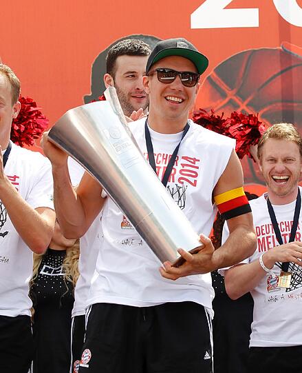 Die Basketballer des FC Bayern München feiern vor dem Audi Dome ihren Meistertitel.