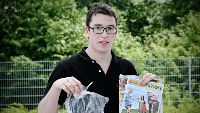 Fabian Lehner posiert mit dem Heft "Einkauf aktuell" in Simbach am Inn für den Fotografen. Lehner startete eine Online-Petition gegen die in Plastikhüllen verpackte Werbezeitschrift "Einkauf aktuell" der Deutschen Post AG Fabian Lehner posiert mit dem Heft "Einkauf aktuell" in Simbach am Inn für den Fotografen. Lehner startete eine Online-Petition gegen die in Plastikhüllen verpackte Werbezeitschrift "Einkauf aktuell" der Deutschen Post AG