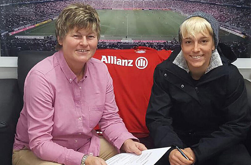 FCB-Managerin Karin Danner (links) mit der neuen Defensivspielerin Claire Falknor.