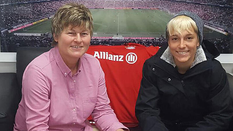 FCB-Managerin Karin Danner (links) mit der neuen Defensivspielerin Claire Falknor. FCB-Managerin Karin Danner (links) mit der neuen Defensivspielerin Claire Falknor.