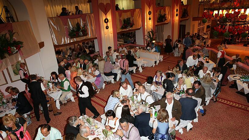 Beim "Bayerischen Abend" stimmen sich die Promis auf den Kaiser Cup ein. Beim "Bayerischen Abend" stimmen sich die Promis auf den Kaiser Cup ein.